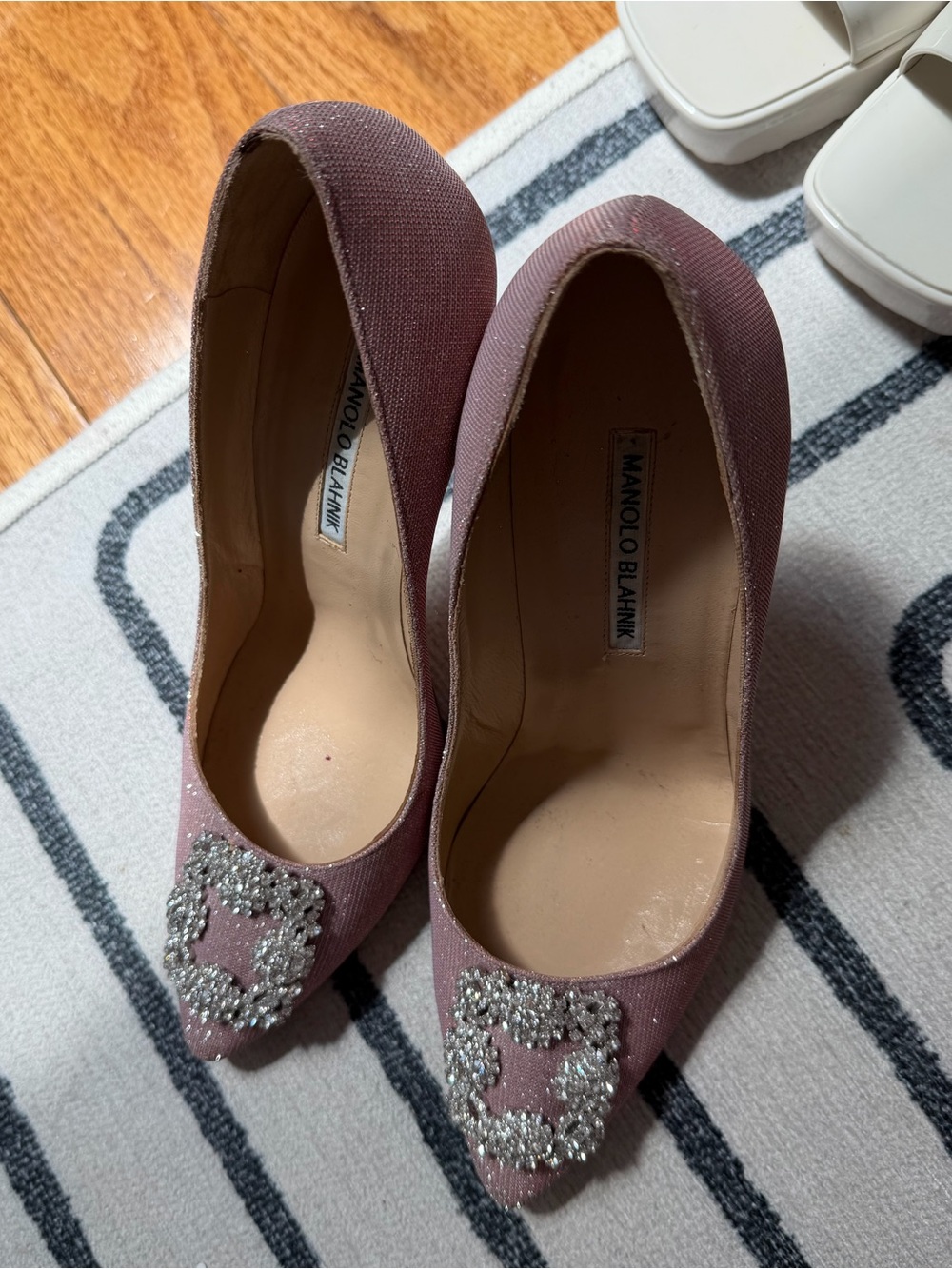 Manolo Blahnik light pink shimmer hangisi heel